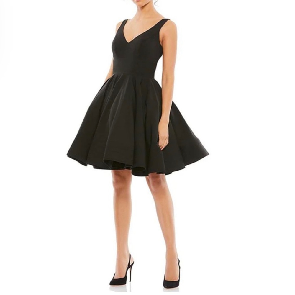 NWT Mac Duggal Ieena Cocktail Dress Women's V-Neck Sleeveless A-Line Black SZ 6